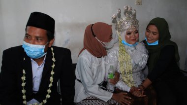 Geleneksel gelin ve damat evlilik töreni için hazırlanıyor, Pekalongan, 18 Şubat 2021