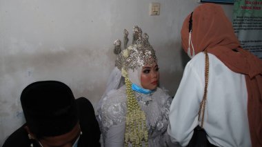 Geleneksel gelin ve damat evlilik töreni için hazırlanıyor, Pekalongan, 18 Şubat 2021