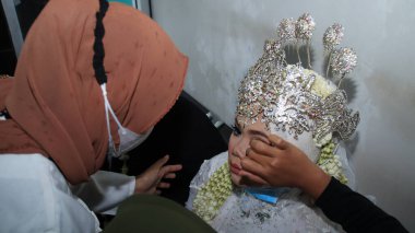 Geleneksel gelin ve damat evlilik töreni için hazırlanıyor, Pekalongan, 18 Şubat 2021