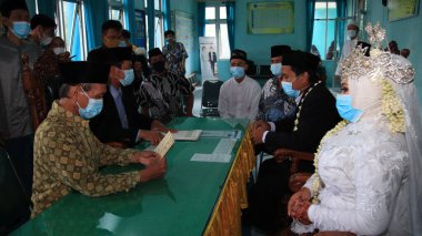 Geleneksel gelin ve damat evlilik töreni için hazırlanıyor, Pekalongan, 18 Şubat 2021