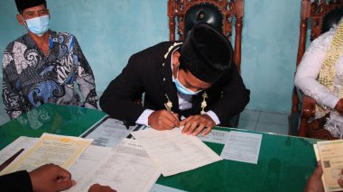 Geleneksel gelin ve damat evlilik töreni için hazırlanıyor, Pekalongan, 18 Şubat 2021