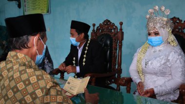 Geleneksel gelin ve damat evlilik töreni için hazırlanıyor, Pekalongan, 18 Şubat 2021