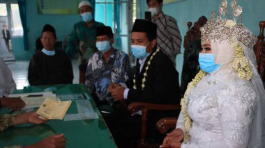 Geleneksel gelin ve damat evlilik töreni için hazırlanıyor, Pekalongan, 18 Şubat 2021