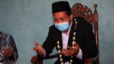 Geleneksel gelin ve damat evlilik töreni için hazırlanıyor, Pekalongan, 18 Şubat 2021