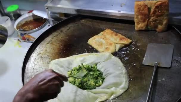 Martabak Telur是印度尼西亚最受欢迎的街头食品 用薄面糊包扎 — 图库视频影像