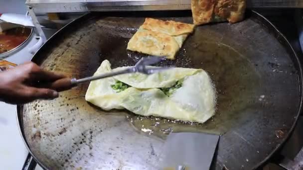Martabak Telur是印度尼西亚最受欢迎的街头食品 用薄面糊包扎 — 图库视频影像