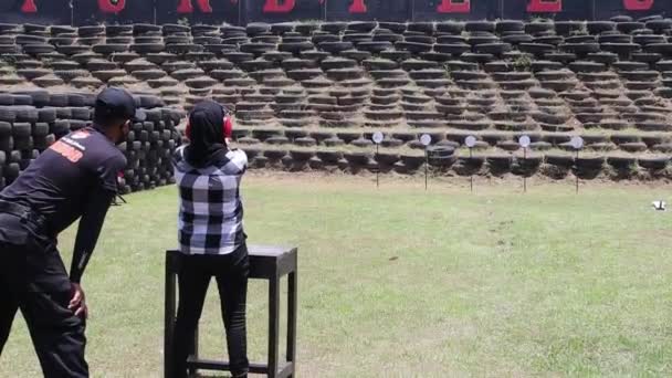 Group People Practice Shooting Shooting Range Pekalongan March 2021 — Stock Video