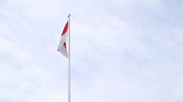 인도네시아 국기가 새파란 하늘을 배경으로 하늘을 날아오르고 있었다 — 비디오