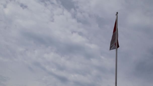 Červenobílá Indonéská Vlajka Byla Roztržena Vznášela Obloze Pozadí Jasně Modré — Stock video