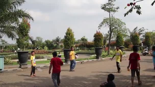 Atividades Moradores Playground Público Pekalongan Indonésia Março 2021 — Vídeo de Stock