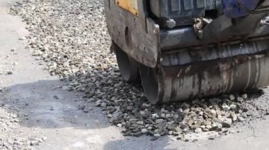 İşçilere ve asfaltlama makinelerine yakından bakın.