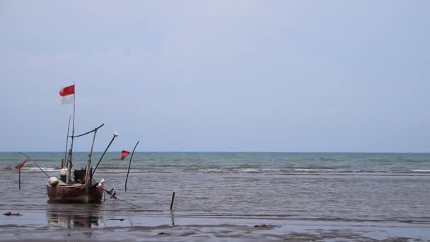 Dřevěné Čluny Pláži Které Jsou Zakotveny Protože Rybáři Nechodí Moře — Stock video