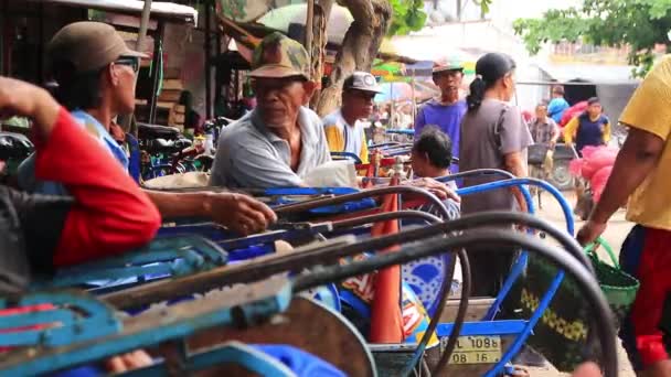 Pedicab Förare Paus Genom Att Chatta Med Vänner Selektivt Fokus — Stockvideo