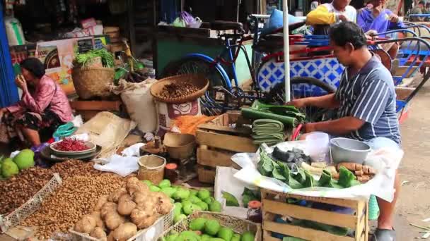 2020年11月2日 インドネシア ペカロンガンの伝統的な市場での住民の活動のクリップドキュメント — ストック動画