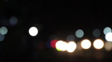 Gece vakti bir araçtan gelen ışık ile soyut Görüntü veya bokeh arkaplan. 