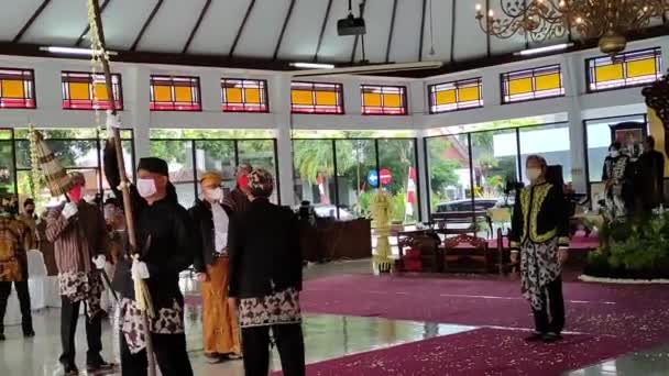 Kulturarv Karnevalssläktklenoder Form Spjut Och Kris Från Förfäder Batang Indonesien — Stockvideo