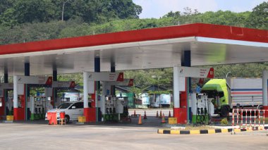 Dinlenme Alanı 360 Trans Java Batang Atmosfer Benzin İstasyonu - Semarang Toll Yolu, 30 Nisan 2021, Batang, Endonezya