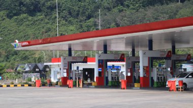 Dinlenme Alanı 360 Trans Java Batang Atmosfer Benzin İstasyonu - Semarang Toll Yolu, 30 Nisan 2021, Batang, Endonezya