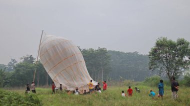 Java Balonları cazibesi. İnsanlar sıcak hava balonları hazırlar, Batang, Central Java, Endonezya, 20 Mayıs 2021