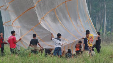 Java Balonları cazibesi. İnsanlar sıcak hava balonları hazırlar, Batang, Central Java, Endonezya, 20 Mayıs 2021