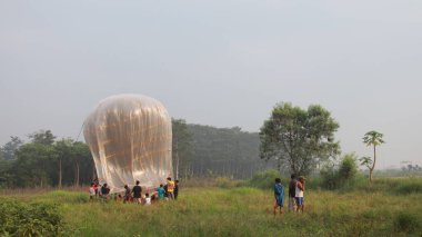 Java Balonları cazibesi. İnsanlar sıcak hava balonları hazırlar, Batang, Central Java, Endonezya, 20 Mayıs 2021