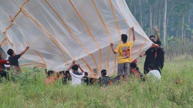 Java Balonları cazibesi. İnsanlar sıcak hava balonları hazırlar, Batang, Central Java, Endonezya, 20 Mayıs 2021
