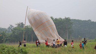 Java Balonları cazibesi. İnsanlar sıcak hava balonları hazırlar, Batang, Central Java, Endonezya, 20 Mayıs 2021
