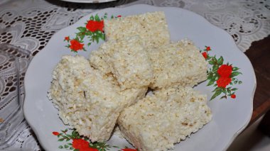 Jipang Endonezya 'dan geleneksel bir yiyecek veya aperatiftir, tadı şeker gibi tatlıdır. Seçici odaklanma. Tabakta servis edilir.