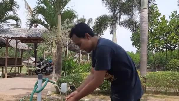 Mannen Nemen Wudhu Zijn Lichaam Schoon Maken Voor Sjalaat Als — Stockvideo