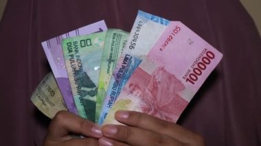El ele tutuşma Endonezya parası, 100.000, 50.000. 20.000, 10000, 2000 rupiah banknotlar 