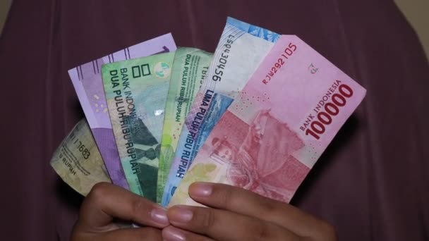 Mano Sosteniendo Moneda Indonesia 100000 50000 Billetes 20000 10000 2000 — Vídeo de stock