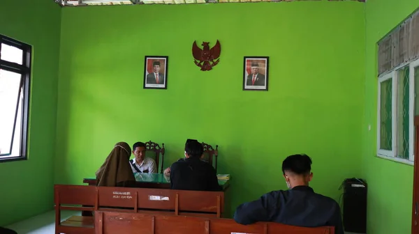 Жених Невеста Консультации Свадебными Чиновниками Управлением Делам Религий Батанг Индонезия — стоковое фото