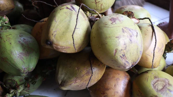 Свіжі Молоді Кокосові Горіхи Fresh Green Cococout Купи Зеленого Кокосу — стокове фото