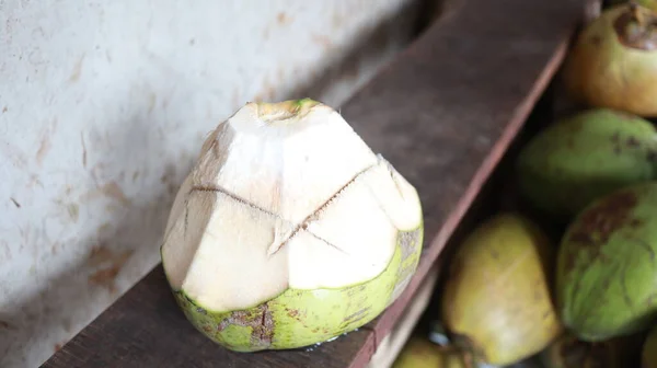 Свіжі Молоді Кокосові Горіхи Fresh Green Cococout Купи Зеленого Кокосу — стокове фото
