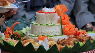 Nasi Tumpeng, Endonezya 'nın otenik aşçısı, buğulanmış pirinç ve bazı yemeklerden yapılır, genellikle doğum günü partisi, tören gibi özel durumlarda servis edilir. 