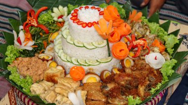 Nasi Tumpeng, Endonezya 'nın otenik aşçısı, buğulanmış pirinç ve bazı yemeklerden yapılır, genellikle doğum günü partisi, tören gibi özel durumlarda servis edilir. 