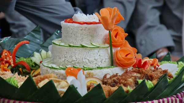 Nasi Tumpeng Indonésia Culinária Autentica Feita Arroz Cozido Vapor Alguns — Fotografia de Stock