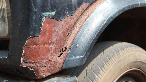 Σπασμένο Μέρος Του Αμαξώματος Σκουριασμένο Κλείσιμο Παλιό Σκουριασμένο Αυτοκίνητο — Φωτογραφία Αρχείου