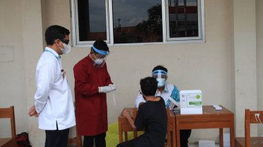 İslam yatılı okulu öğrencileri için kitlesel antijen bezi testi, Pekalongan, Endonezya, 15 Haziran 2021