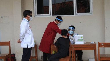 İslam yatılı okulu öğrencileri için kitlesel antijen bezi testi, Pekalongan, Endonezya, 15 Haziran 2021