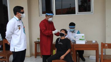 İslam yatılı okulu öğrencileri için kitlesel antijen bezi testi, Pekalongan, Endonezya, 15 Haziran 2021
