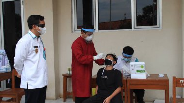 İslam yatılı okulu öğrencileri için kitlesel antijen bezi testi, Pekalongan, Endonezya, 15 Haziran 2021