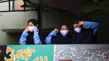 İslam yatılı okulu öğrencileri için kitlesel antijen bezi testi, Pekalongan, Endonezya, 15 Haziran 2021