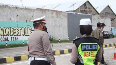 Endonezya Ulusal Polisi ve Silahlı Kuvvetler 'in güvenlik görevlileri, 17 Haziran 2021' de Covid 19, Pekalongan 'ın transmisyonu için kontrol edilmek üzere Toll Road' dan ayrılan araçları durdurdular.