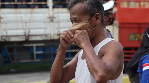 Pria Paruh Baya Mengenakan Topeng Jalan Tidak Fokus Gambar — Stok Foto