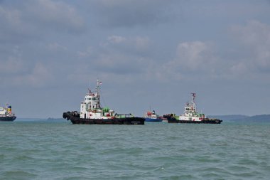 Denizde seyreden römorkör. Manevra yapan römorkör, Tanjung Pinang Riau Adaları, 6 Ağustos 2019                               