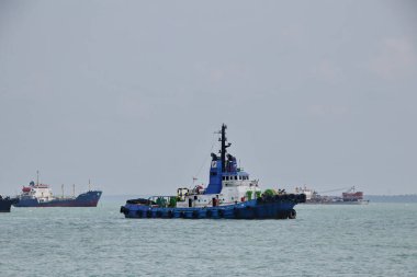 Denizde seyreden römorkör. Manevra yapan römorkör, Tanjung Pinang Riau Adaları, 6 Ağustos 2019                               