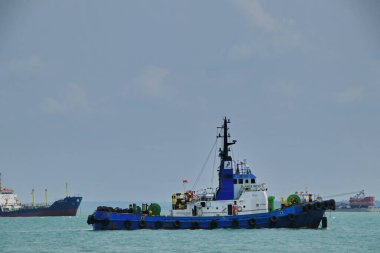 Denizde seyreden römorkör. Manevra yapan römorkör, Tanjung Pinang Riau Adaları, 6 Ağustos 2019                               