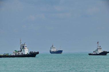 Denizde seyreden römorkör. Manevra yapan römorkör, Tanjung Pinang Riau Adaları, 6 Ağustos 2019                               