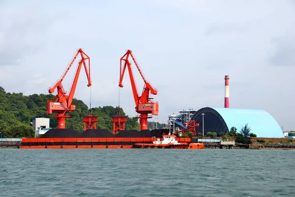 Barcaza Carga Grande Está Muelle Playa Para Cargar Mercancías Nave — Foto de Stock